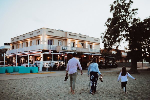 A little girl of the guests was waiting to both and looking forward to accompany the couple on their last steps back to the Bar Sol.