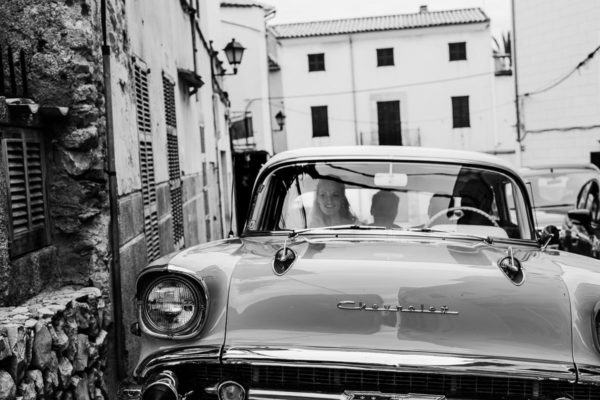 The bride arrives with the wedding car.