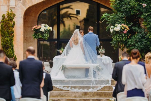 The bridal couple is standing together at the altar.