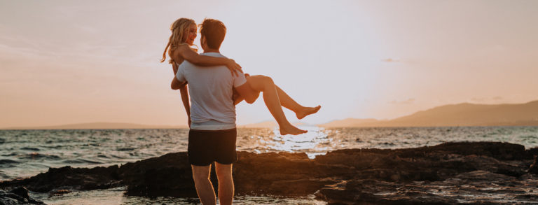 Cover photo of the sunset photo session of a young couple in love.